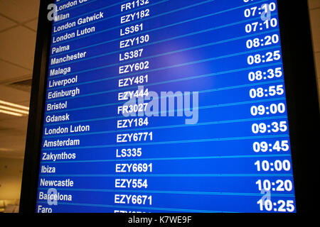 Aeroporto di informazione di volo che mostra la schermata Destinazioni la compagnia aerea a basso costo dei codici e dei tempi di volo Foto Stock