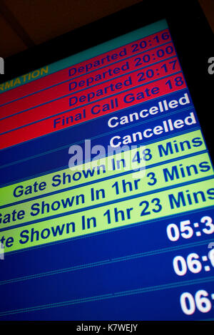 Aeroporto di informazioni di volo di schermo che mostra le chiamate recenti cancellazioni dei voli e le informazioni sul gate Foto Stock