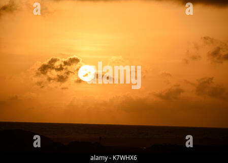 Il sole tramontare sull'Laccadive mare dalla spiaggia di galle a Colombo in Sri lanka Foto Stock