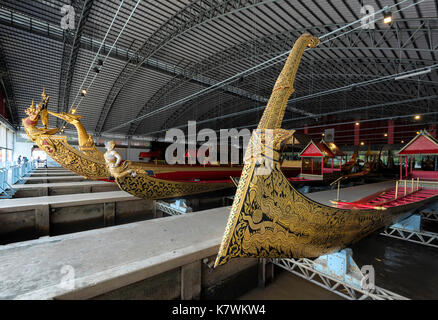 Il museo nazionale del royal chiatte è un museo a Bangkok, Thailandia. royal chiatte dalla Royal Barge processione sono conservati presso il Museo il museo Foto Stock