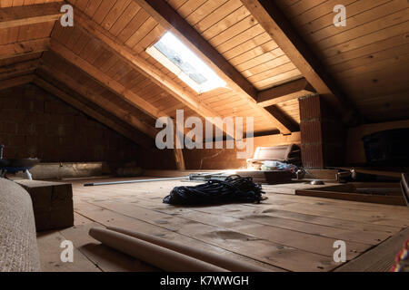 Abbandonato attico in legno con diagonale di vetro del tetto Foto Stock