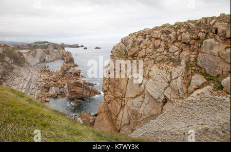 Cantabria, costa quebrada, formazioni rocciose urros de Liencres Foto Stock