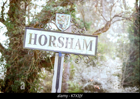 Horsham villaggio ornamentali segno, West Sussex, in Inghilterra Foto Stock