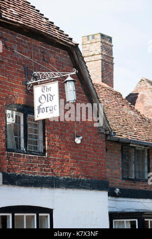 Il cartello Old Forge. Storrington, West Sussex, Inghilterra, Regno Unito Foto Stock