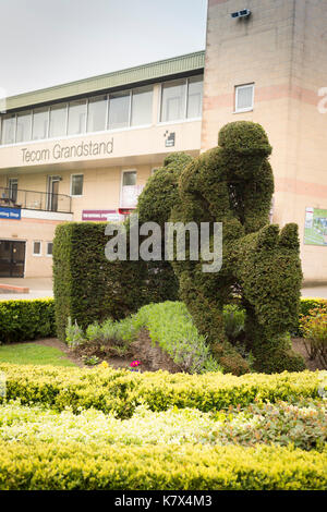 Delle corse ippiche e il ciclista Topiaria da esterno Goodwood racecourse, West Sussex, in Inghilterra Foto Stock