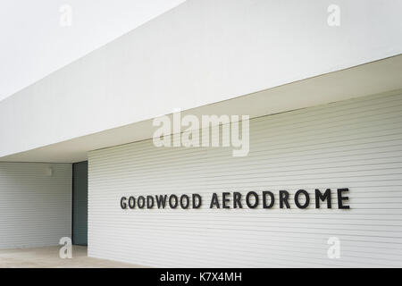 Aerodromo di Goodwood segno, West Sussex, in Inghilterra Foto Stock