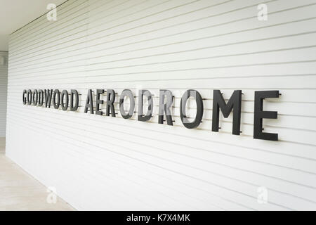 Aerodromo di Goodwood segno, West Sussex, in Inghilterra Foto Stock