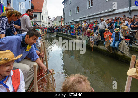 Fischertag (Fisher giorno): uomini e ragazzi al canal Stadtbach attendere il segnale di start per la cattura di pesci (trota), Memmingen, Schwaben, Svevia, Bayern, B Foto Stock