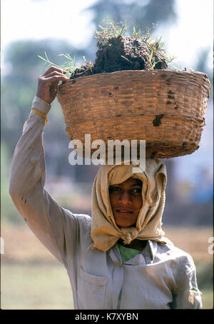 Povero indiano persone che lavorano Foto Stock