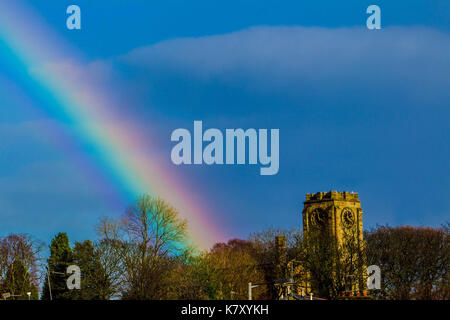 Bellissimo arcobaleno che figurano su Campsie Hills Foto Stock