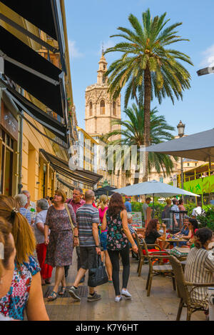 Valencia Spagna, un pomeriggio estivo di turisti a piedi lungo il lato ovest della plaza de la reina nel centro storico di Valencia. Foto Stock