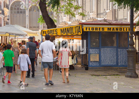 Vacanza in famiglia Spagna, vista posteriore di una famiglia in vacanza a piedi verso il mercato centrale (Mercado Central) nel quartiere della città vecchia di Valencia, Spagna Foto Stock