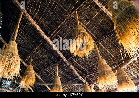 Bar in spiaggia a soffitto, ambatoloaka, nosy be, madagascar Foto Stock