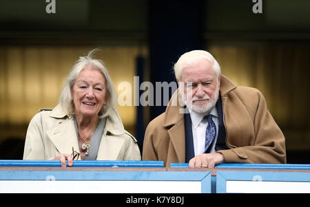 Ex chelsea chairman ken bates (destra) e partner suzanne dwyer in stand durante il match di premier league a Stamford Bridge, Londra. Foto Stock