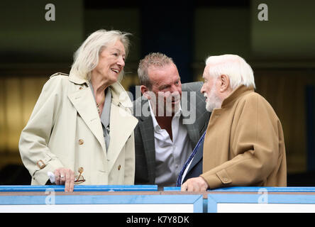 Graham rix parla di ex chelsea chairman ken bates (destra) e suzanne dwyer in stand durante il match di premier league a Stamford Bridge, Londra. Foto Stock