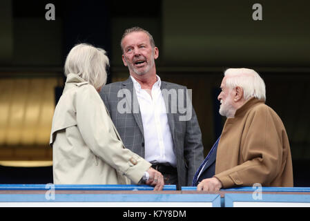 Graham rix parla di ex chelsea chairman ken bates (destra) e suzanne dwyer in stand durante il match di premier league a Stamford Bridge, Londra. Foto Stock