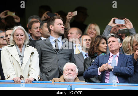 Ex chelsea chairman ken bates (centro), partner suzanne dwyer (sinistra) e signore sebastian coe in stand durante il match di premier league a Stamford Bridge, Londra. Foto Stock