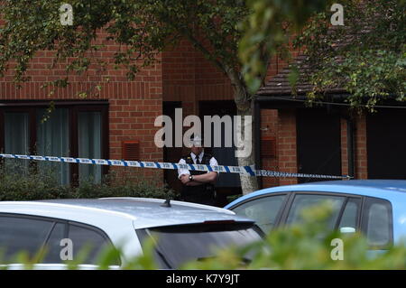 Polizia a una proprietà in stanwell, surrey, che è cercato dalla polizia indagare la parsons green bombardamenti. Foto Stock