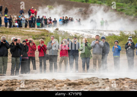 Turisti a Geysir geotermia sito in Islanda Foto Stock