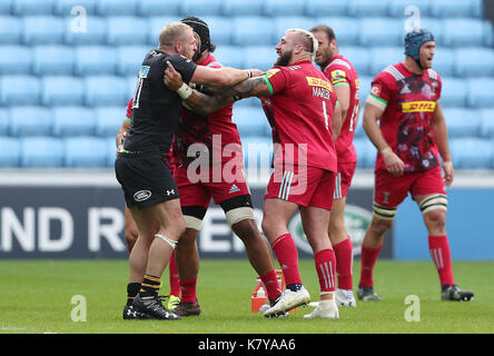 Vespe james haskell (sinistra) scontri con arlecchini joe marler durante la aviva premiership corrispondono al RICOH Arena Coventry. Foto Stock