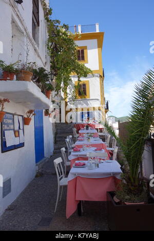 Ibiza città vecchia strada e bianco tipico ristorante con turista giovane al tavolo, Spagna, 12 settembre 2017 Foto Stock