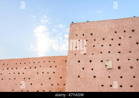 Red le mura della città di Medina al tramonto. Marrakech, Marrakech-Safi. Il Marocco Foto Stock