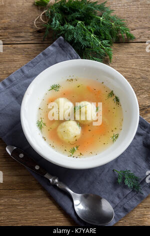 Pane azzimo zuppa a sfera ebreo tradizionale cucina casalinga, matzo sfera zuppa di verdure. Foto Stock