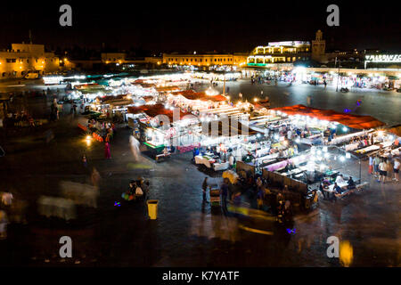 La piazza principale della città piena di gente di notte. Marrakech, Marrakech-Safi. Il Marocco Foto Stock