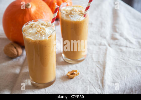 Frullato di zucca. fresche di zucca e Apple o per frullato frullato con noci e spezie d'autunno. stagionale bevanda d'autunno. Foto Stock