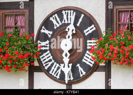 Triberg, Germania - 21 agosto 2017: il più grande orologio a cucù del mondo a schonach Foto Stock