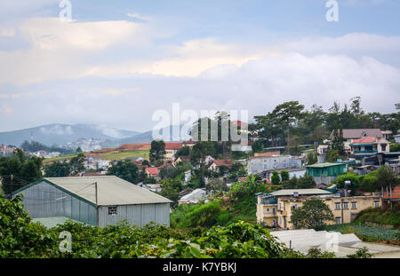 Dalat, vietnam - il Sep 21, 2015. Molte delle case sulla collina alla campagna di Dalat, Vietnam. da lat è situato a 1.500 m sopra il livello del mare sulla langbian pla Foto Stock