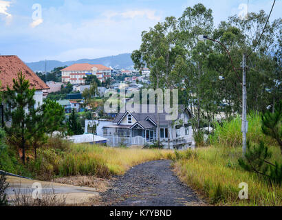 Dalat, vietnam - il Sep 21, 2015. moderne ville in collina, a campagne di Dalat, Vietnam. da lat è situato a 1.500 m sopra il livello del mare sulla langbian p Foto Stock