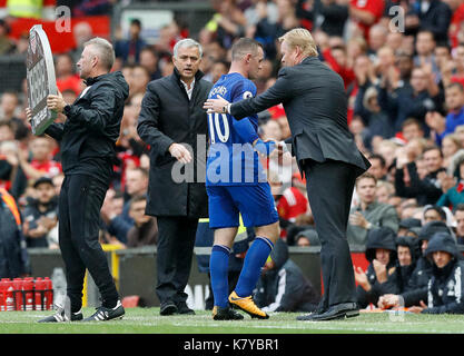 Everton di wayne rooney scuote le mani con manager ronald koeman come egli lascia il passo durante il match di premier league a Old Trafford, Manchester. Foto Stock