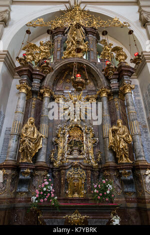 Ornato e altare d'oro presso la chiesa di Santa Maria della Vittoria (Bambino Gesù di Praga) a praga repubblica ceca, visto dalla parte anteriore. Foto Stock