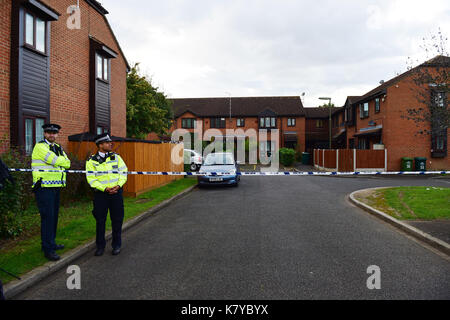 Polizia a una proprietà in stanwell, surrey, che è cercato da ufficiali studiando la parsons green bombardamenti. Foto Stock