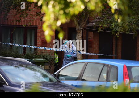 Un forensics officer presso un albergo in stanwell, surrey, che è cercato dalla polizia indagare la parsons green bombardamenti. Foto Stock