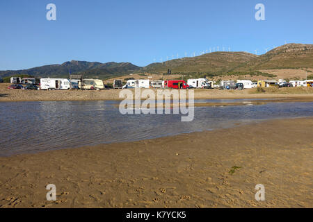 Camper, camper, parcheggiato presso la Spiaggia Valdevaqueros, Cadice, Andalusia, Spagna Foto Stock