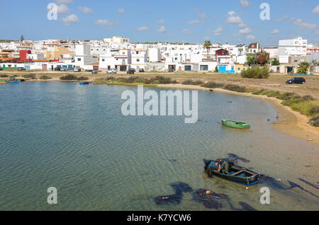 Barbate fiume, porto, la provincia di Cadiz Cadice. Il bianco villaggio costiero con il vecchio porto, porto e barche di fisher Foto Stock