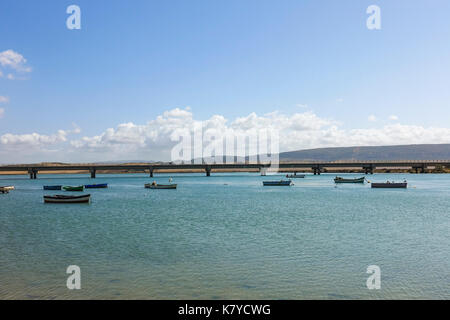 Barbate, porto, la provincia di Cadiz Cadice. Il bianco villaggio costiero con il vecchio porto, porto e barche di fisher Foto Stock