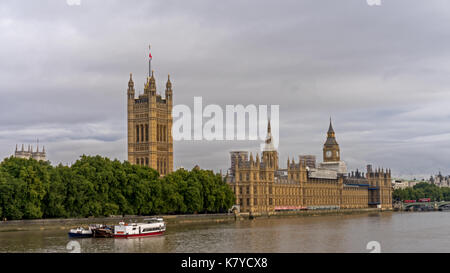 Di fronte al fiume del Palazzo di Westminster Foto Stock