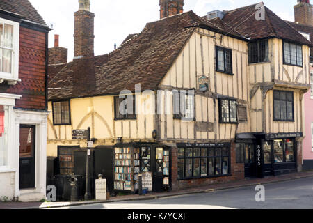 Il XV secolo bookshop, all'angolo di high street e keere street in Lewes Sussex England Foto Stock