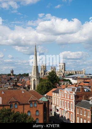 Guardando verso York Minster attraverso i tetti della città sotto un cielo estivo Foto Stock