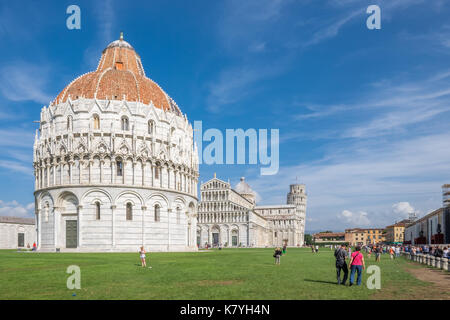 La famosa piazza dei Miracoli di Pisa in Toscana. La costruzione della cattedrale fu iniziata nel 1064. Foto Stock