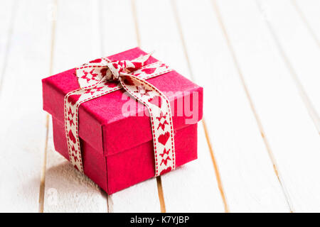 Festa di Natale regalo con nastro su sfondo bianco Foto Stock