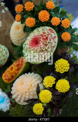 Frutta tailandese carving è una tradizionale arte tailandese che richiede accuratezza, precisione, meditazione e delle capacità personali. scultura di frutta è persistito in Thailandia Foto Stock