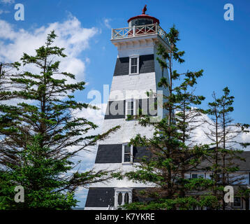 Donna cammina verso il west point lighthouse su pei North Shore, Canada Foto Stock