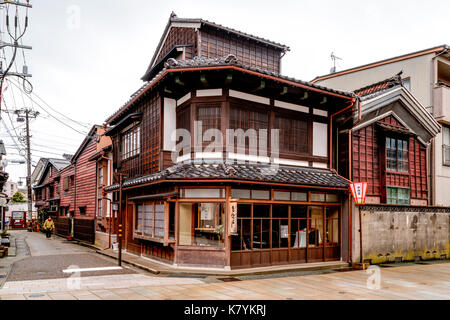 Higashi Chaya popolare quartiere turistico di Kanazawa, Giappone. Tradizionale periodo Edo in legno edificio ad angolo, ristorante Giapponese, diner. Foto Stock