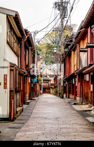 Higashi Chaya popolare quartiere turistico di Kanazawa, Giappone. Vista lungo tipico periodo Edo strada stretta con costruzioni in legno su entrambi i lati. Foto Stock