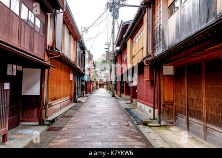 Higashi Chaya popolare quartiere turistico di Kanazawa, Giappone. Vista lungo tipico periodo Edo strada stretta con costruzioni in legno su entrambi i lati. Foto Stock