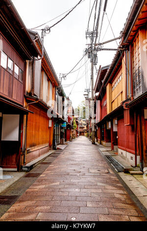 Higashi Chaya popolare quartiere turistico di Kanazawa, Giappone. Vista lungo tipico periodo Edo strada stretta con costruzioni in legno su entrambi i lati. Foto Stock